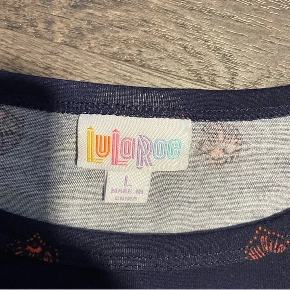 ⭐️4 for $10⭐️ Lularoe Short Sleeve T Shirt. Women’s Large Navy / Red Shirt. - Picture 8 of 9